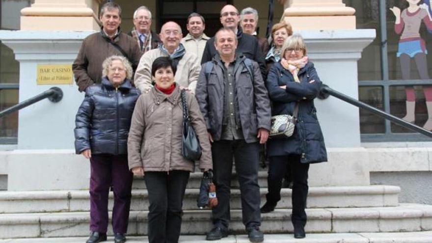 La delegación catalana y Jesús Álvarez -en el centro, al fondo-, en Llanes.