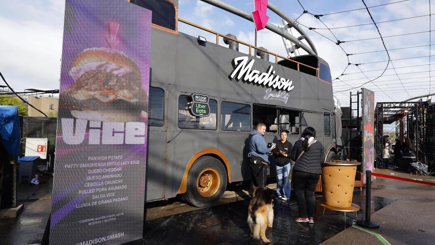 ¿Cómo se trabaja dentro de una &#039;food truck&#039; de The Champions Burger Zaragoza?