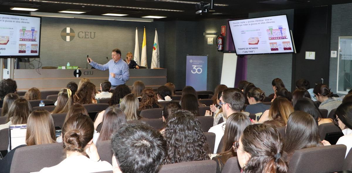 La participación del profesor Ricardo Martín en el seminario ha contribuido a reforzar esta perspectiva multidisciplinar, integrando la reflexión clínica con la dimensión docente.