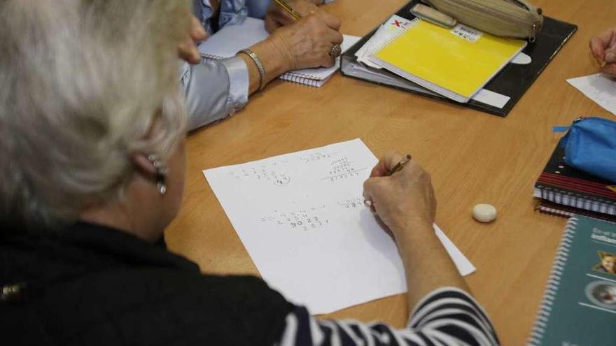 Una mujer asiste a clase de educación básica para adultos.