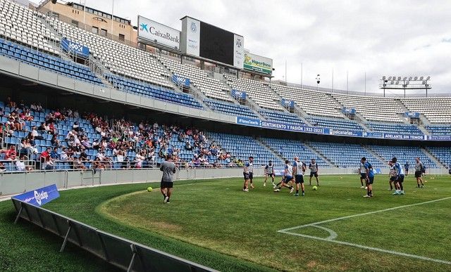 Entrenamiento del CD Tenerife a puerta abierta en el Heliodoro Rodríguez López