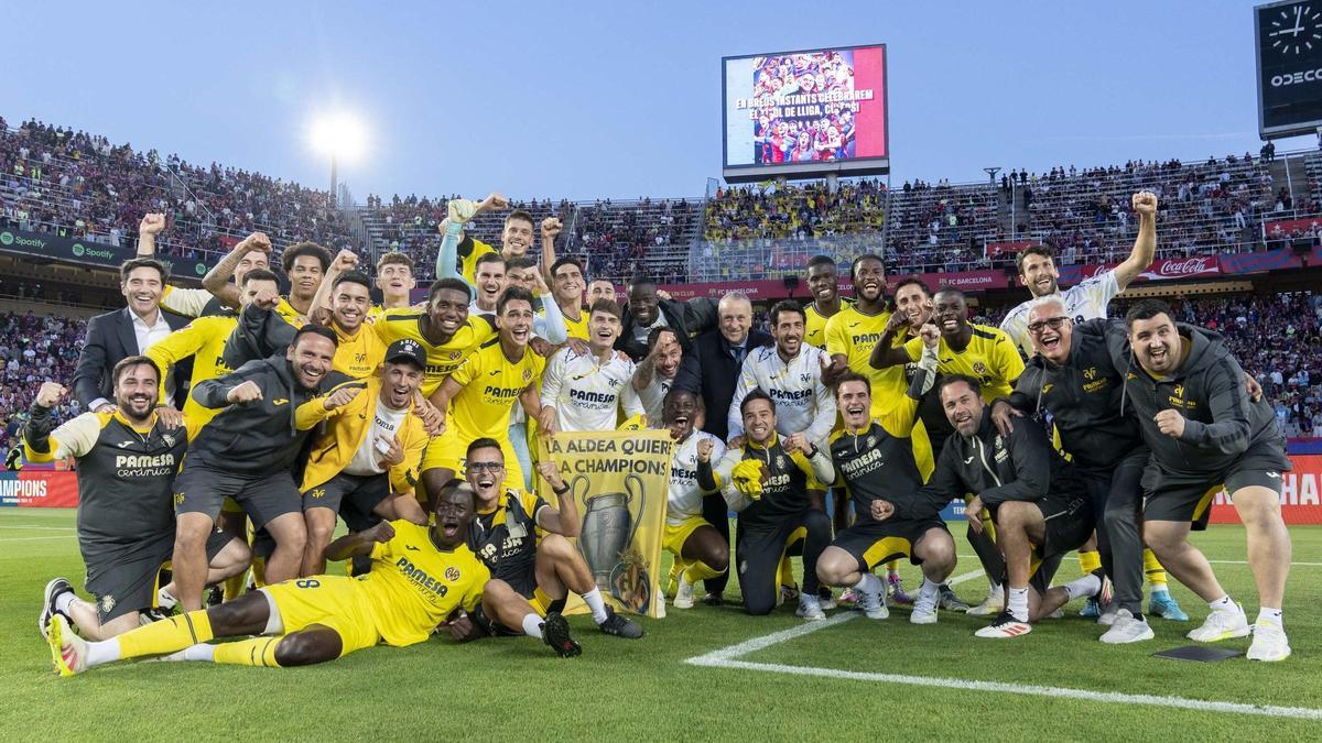 La plantilla del Villarreal celebró la clasificación para la Champion sobre el césped de Montjuic.