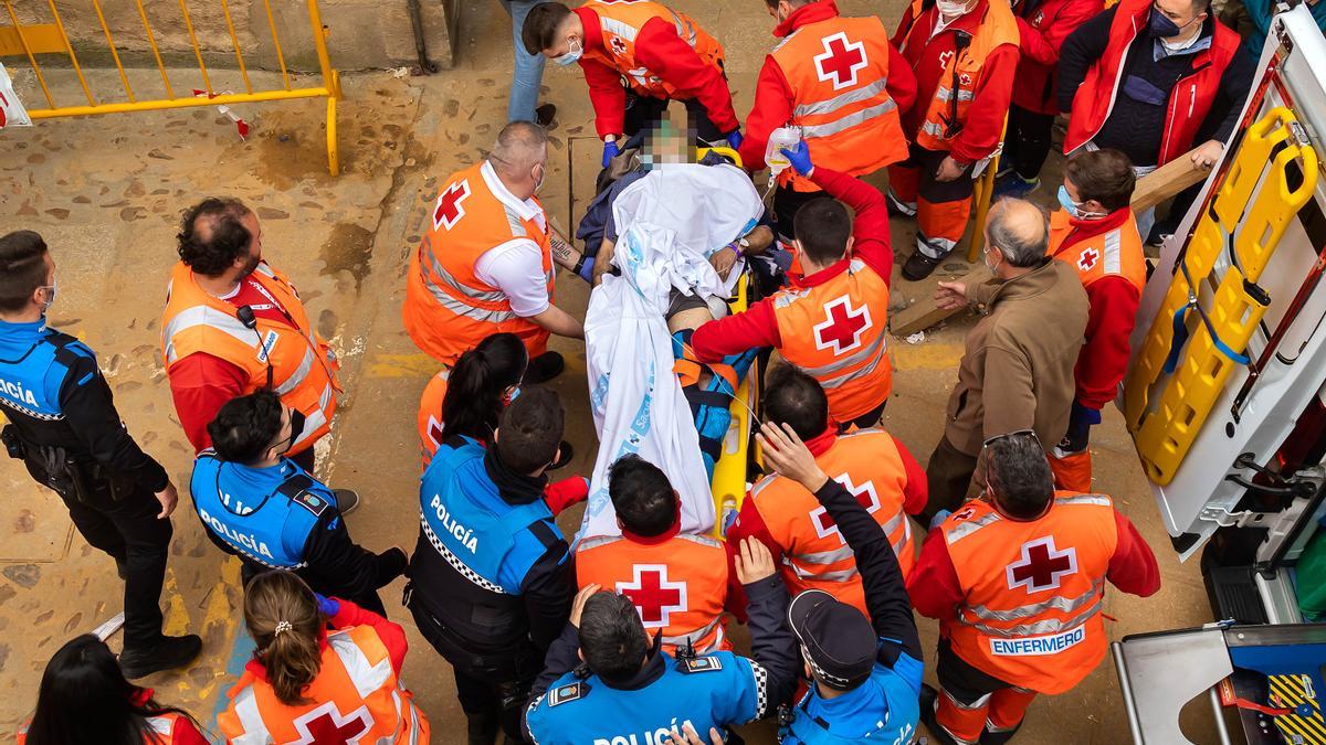 Equipos de emergencia atienden al varón herido por asta de toro.