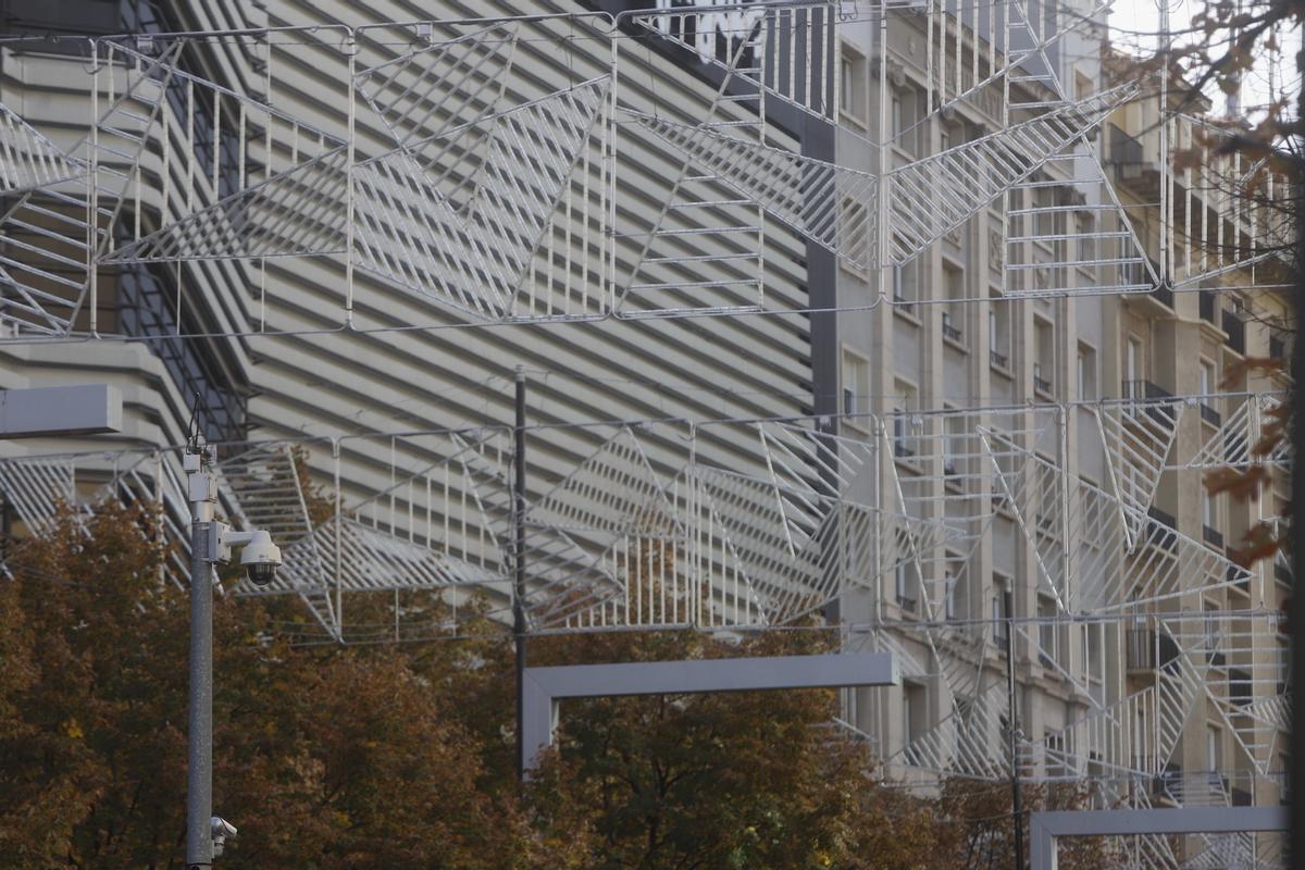 EN IMÁGENES | Las calles de Zaragoza se engalanan con las luces de Navidad