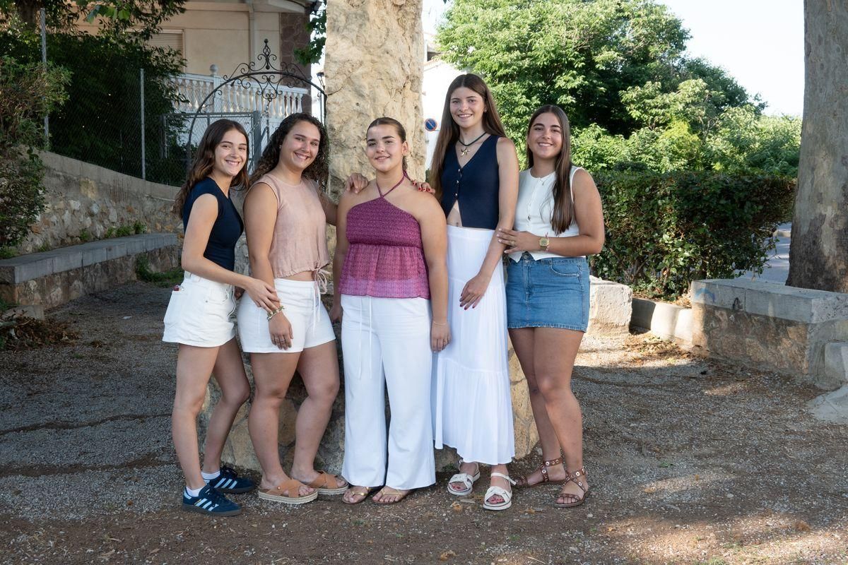 La reina Maria Ripollés Bernat con las damas mayores Amaia Meseguer Jiménez, Arianna Barreda Miralles, Estela Capdevila Ferrer y Laura Betoret Barberà.