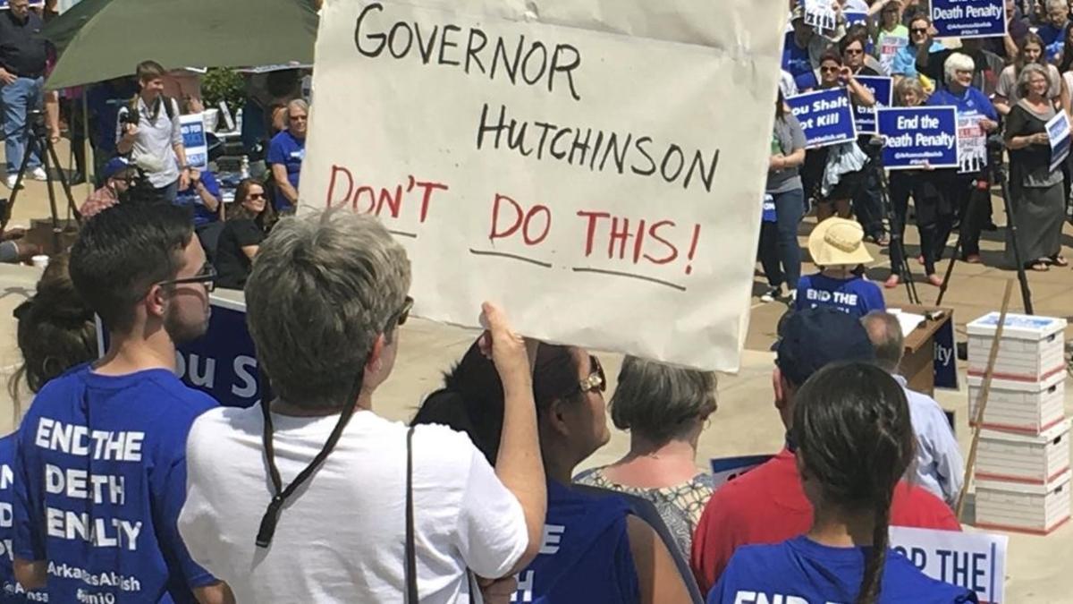 Manifestantes protestan contra las ejecuciones inminentes previstas en Arkansas, en el exterior del Congreso estatal, en Little Rock, el 14 de abril.