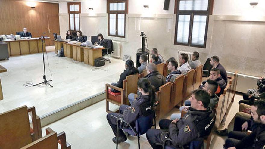 Los 16 acusados, durante el juicio celebrado en la Audiencia Provincial de Palma.