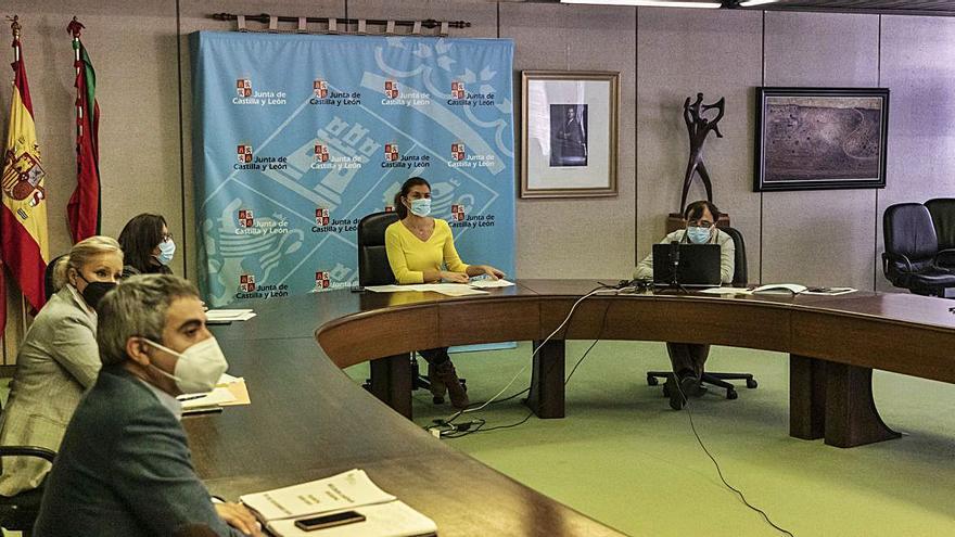 La delegada de la Junta, Clara San Damián, preside la reunión sobre el operativo invernal. | Nico Rodríguez