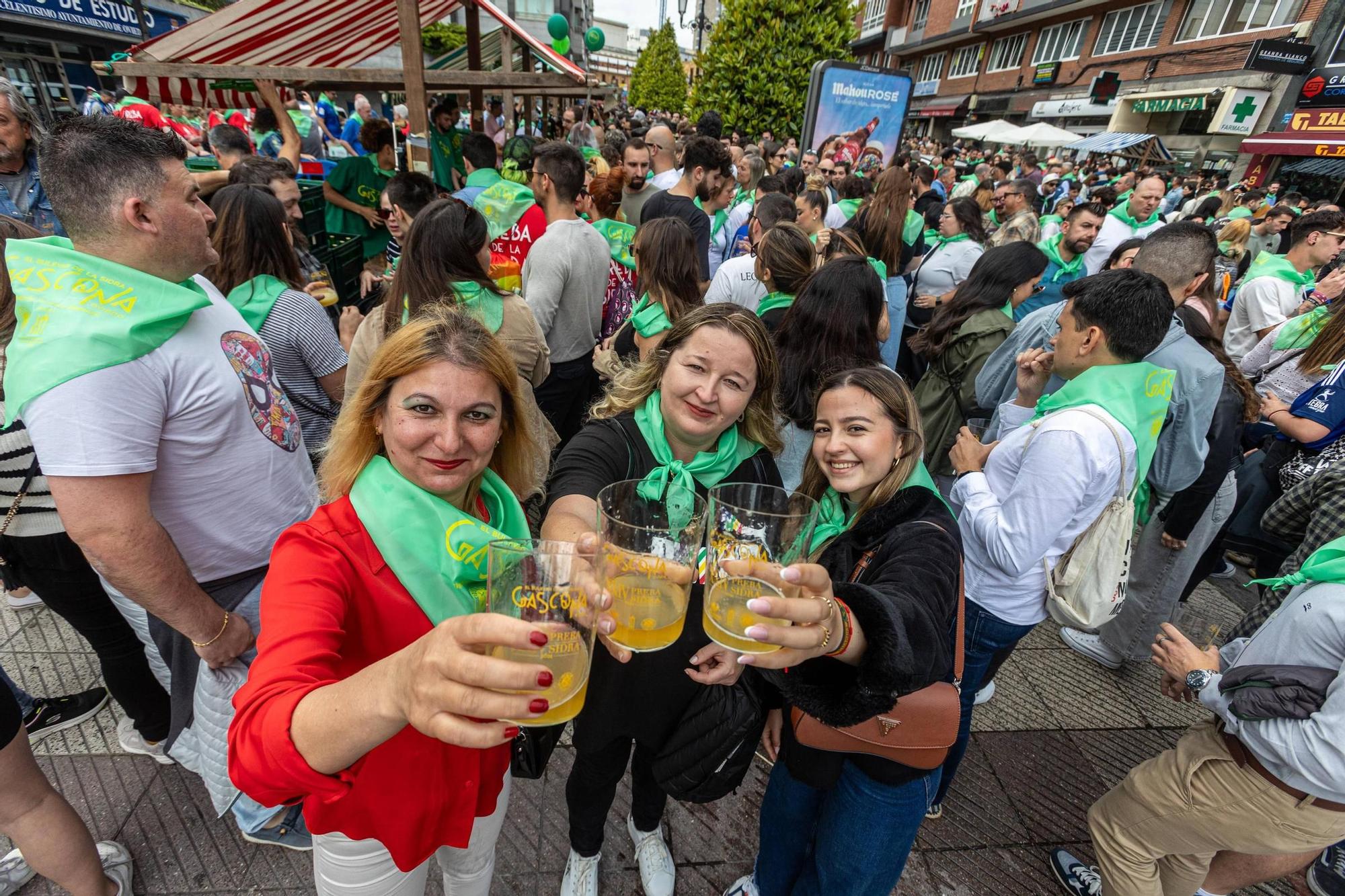 EN IMÁGENES: El buen tiempo y el oviedismo maridan una preba de la sidra multitudinaria en Gascona