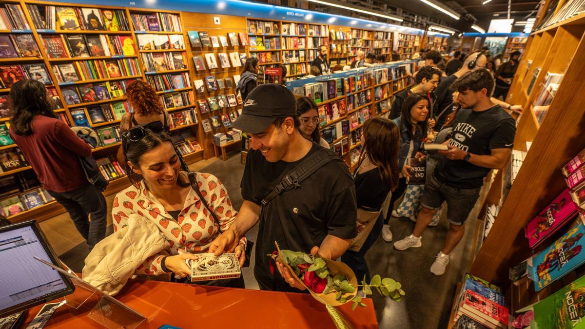 Interior de la librería Gigamesh de Barcelona durante la celebración de Sant Jordi del pasado mes de abril