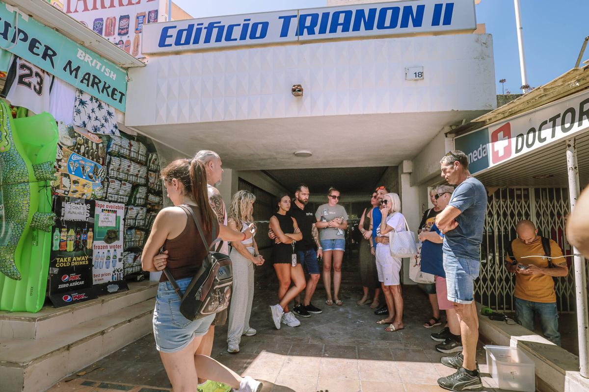 La Guardia Civil inspecciona el apartamento donde comenzó el incendio en Magaluf en busca de pruebas