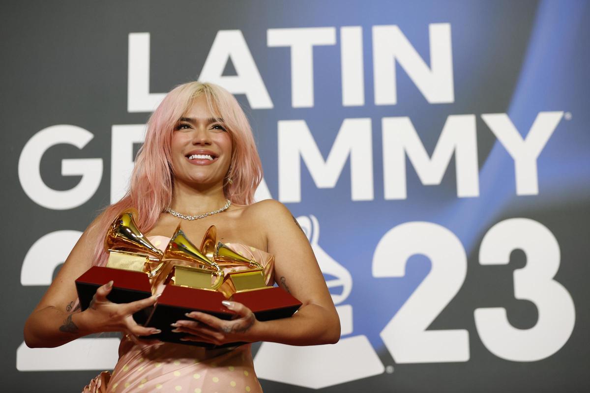 Karol G, con sus tres Latin Grammys recibidos hace unas semanas en Sevilla.
