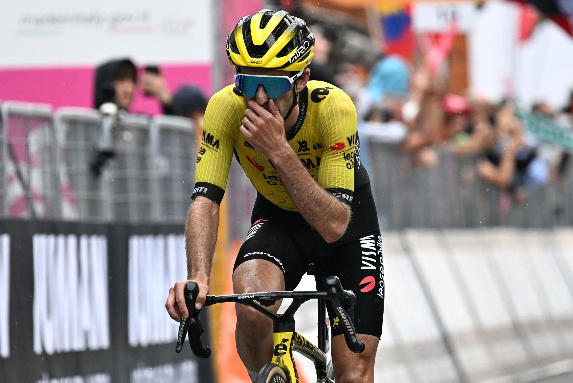 Sestriere (Italy), 31/05/2025.- Britain rider Simon Yates of Team Visma | Lease a Bike reacts after crossing the finish line during the 20th stage of the Giro d'Italia cycling race over 205 km from Verres to Sestriere, 31 May 2025. (Ciclismo, Italia, Reino Unido) EFE/EPA/LUCA ZENNARO