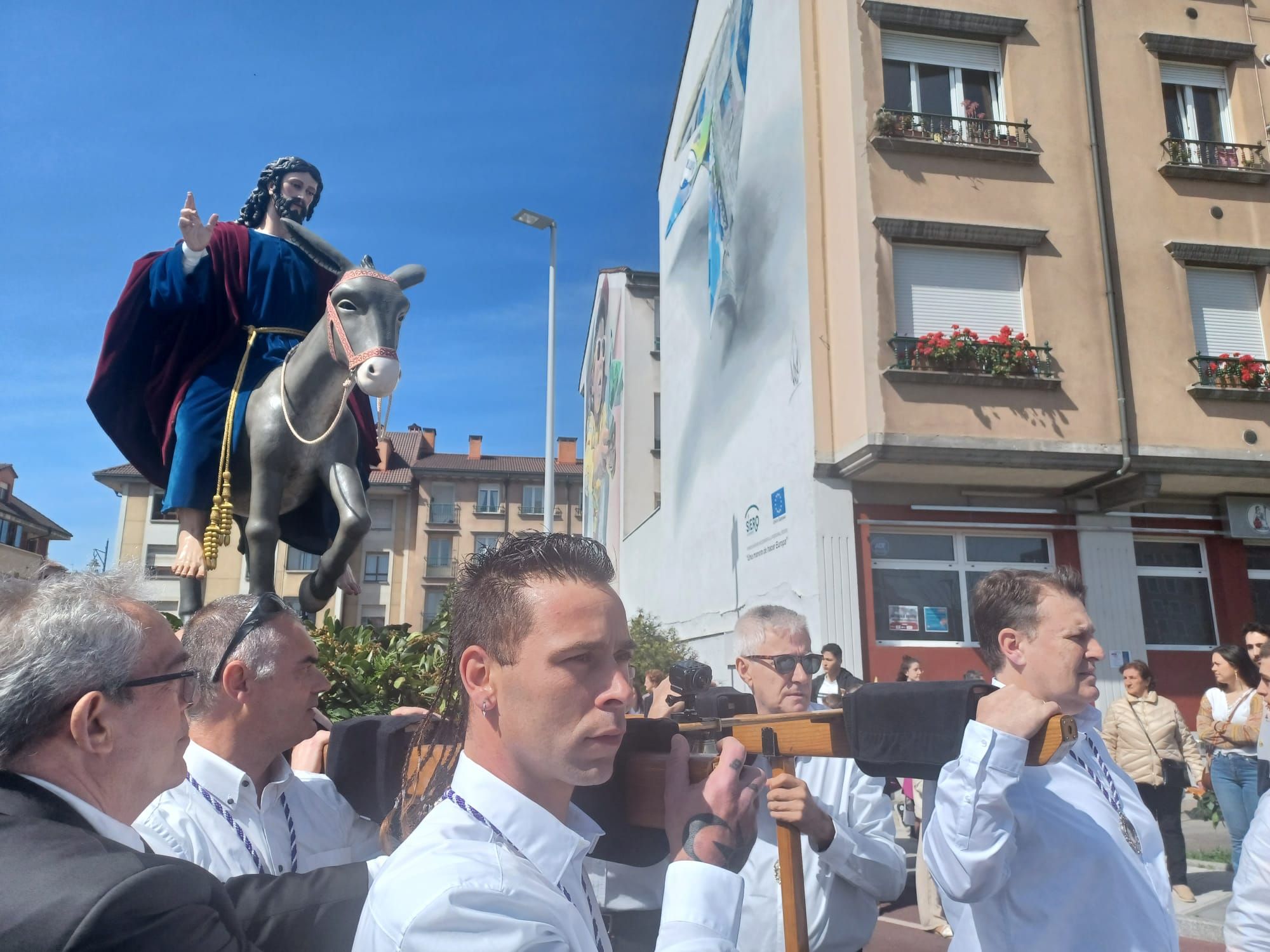 La Borriquilla apasiona en su primera procesión en Lugones, con cientos de vecinos en las calles