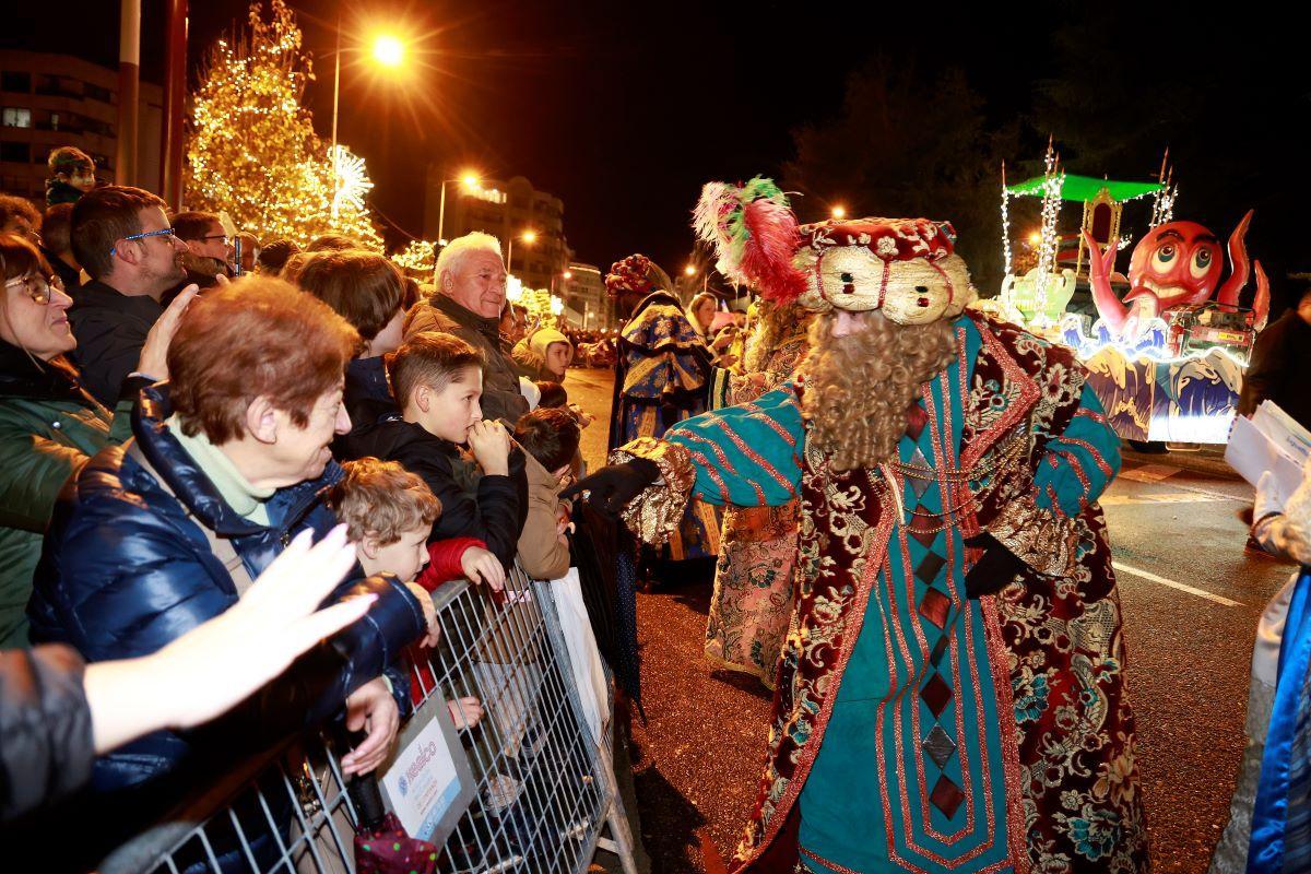 Niños asisten al paso de la Cabalgata de los Reyes Magos en Vigo.