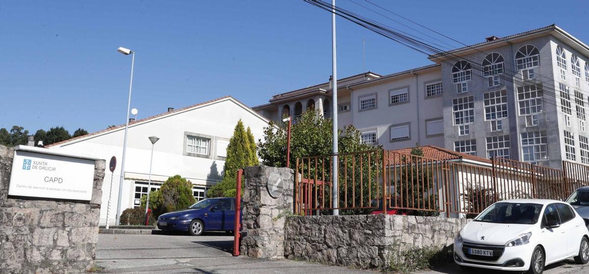 Puerta exterior del Centro de Atención de Persoas con Discapacidade (CAPD)  de Chapela.