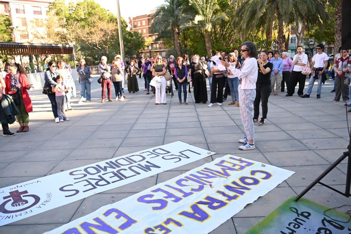 Así ha sido la protesta de 24 colectivos en Elche contra la moción antiaborto de Vox apoyada por PP Así ha sido la protesta de 24 colectivos en Elche contra la moción antiaborto de Vox apoyada por PP