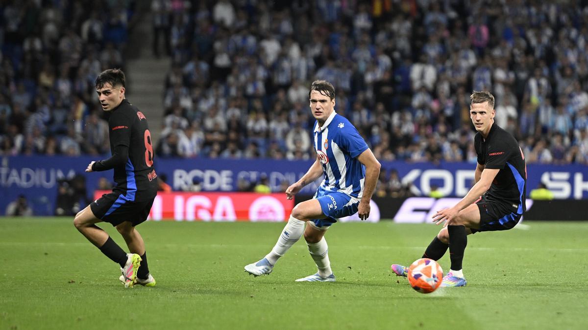 Cornellà El Prat. 15.05.2025. Deportes.    Pedri y Olmo observan el balón durante el partido de liga entre el RCD Espanyol y el FC Barcelona en el RCD Estadium. Fotografía de Jordi Cotrina