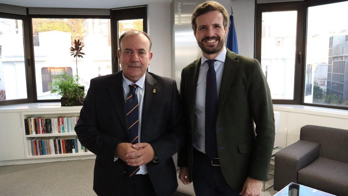 El presidente de la Real Federación Española de Caza, Manuel Gallardo, y el líder del PP, Pablo Casado