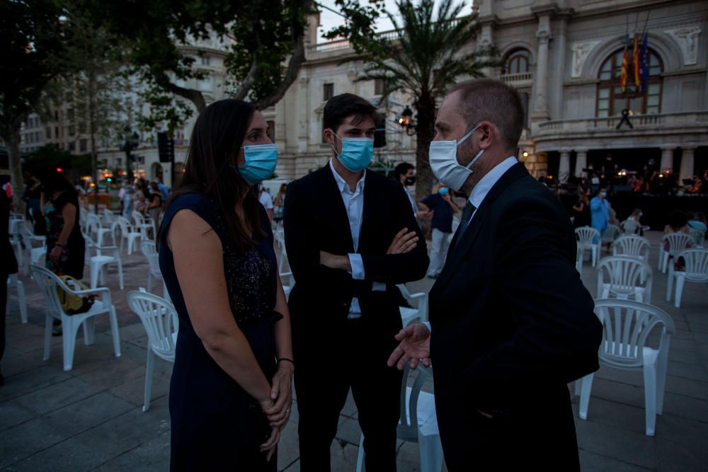 Homenaje a las víctimas del COVID en la plaza del ayuntamiento