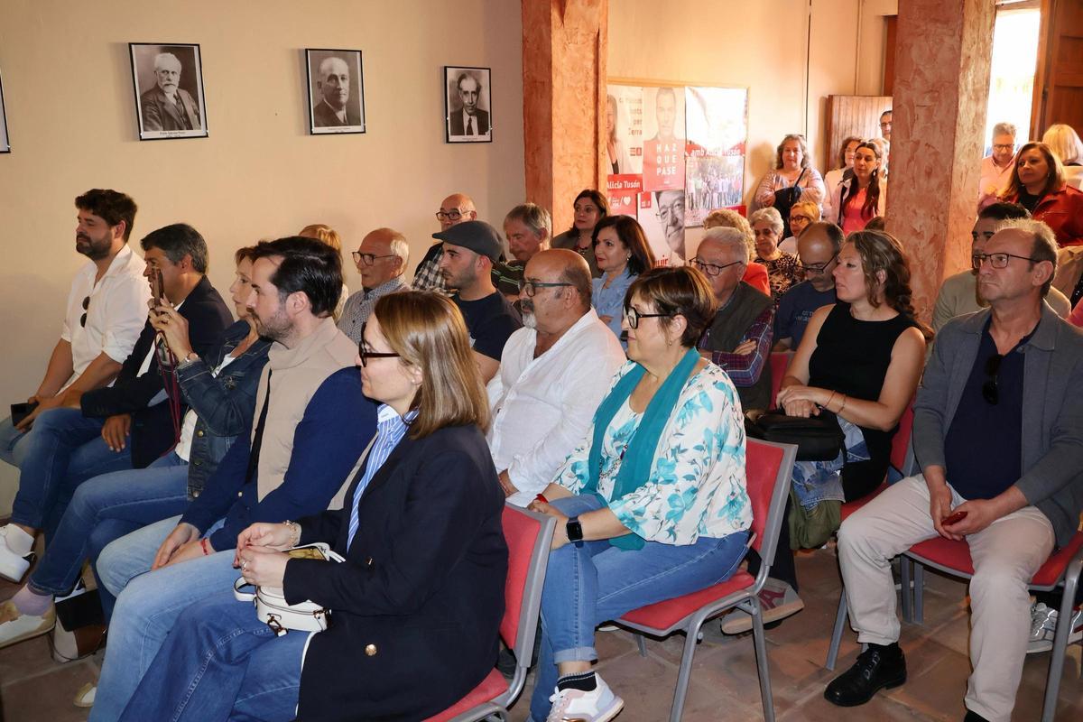 Casa del Poble de Serra, llena de militantes.