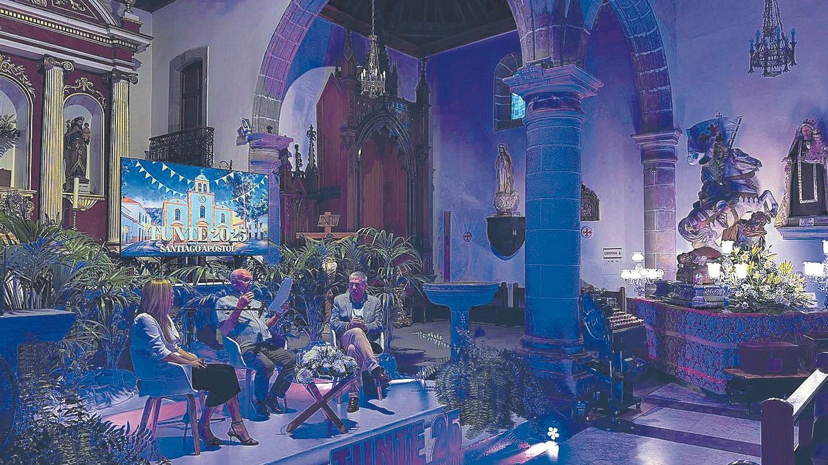 El tirajanero Manolo Santos López, en el centro, anoche, durante la lectura del pregón en la iglesia de Tunte.