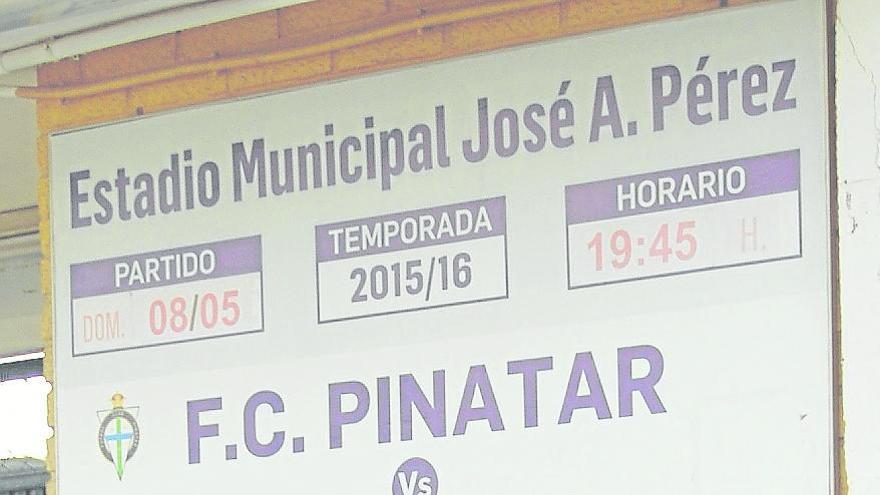 José Antonio Pérez posa junto al cartel anunciador de los partidos en la entrada del estadio al que da nombre