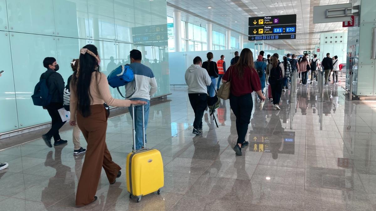 Pasajeros en el aeropuerto de Barcelona-El Prat.