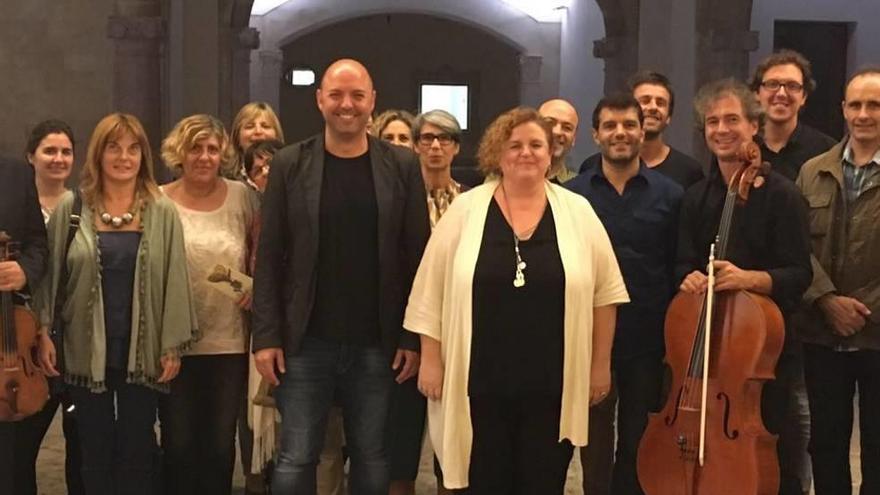 El ex director general de Cultura, Jaume Gomila, y la exconsellera Ruth Mateu, ambos en el centro, en la presentación de un ciclo.