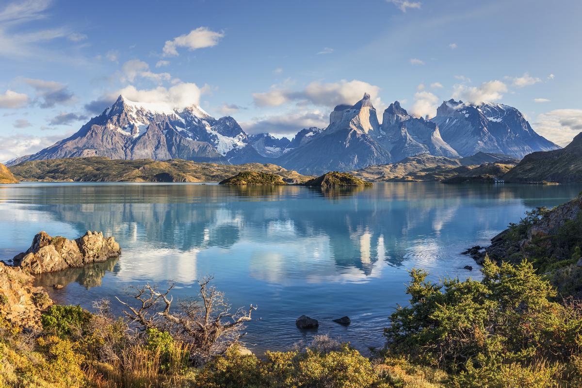 iStock 1225346915El Lago Pehoé, ubicado en el corazón del Parque Nacional Torres del Paine en la Patagonia chilena, es famoso por sus aguas color turquesa intenso y vistas impresionantes de los Cuernos del Paine y el Paine Grande.