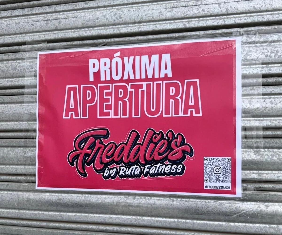 Cartel de la próxima apertura del influencer Ruta Fatness en un pueblo de Zaragoza