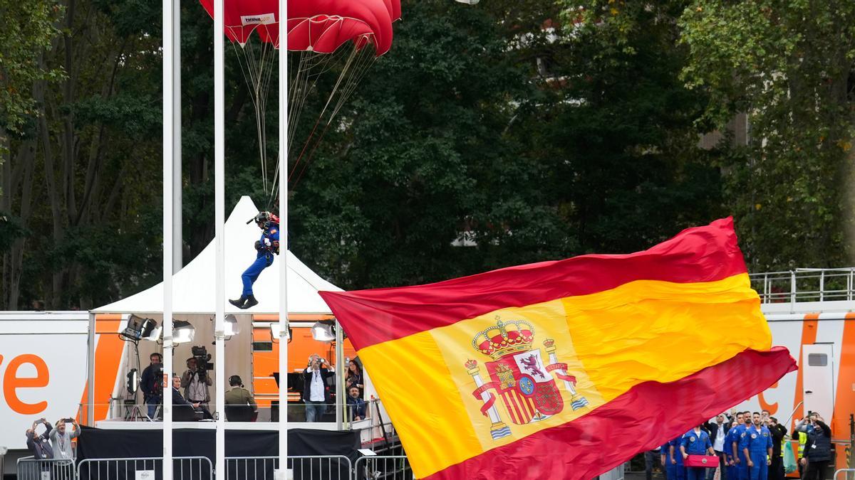 El rey Felipe y la princesa Leonor durante el desfile de las Fuerzas Armadas con motivo de la Fiesta Nacional