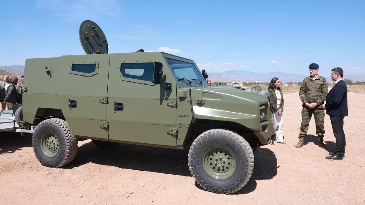 El rey Felipe VI conoce de cerca el nuevo modelo de la gallega Urovesa, el «hermano pequeño» del exitoso Vamtac