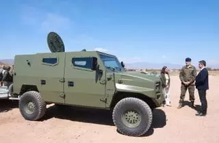 El Rey Felipe VI conoce de cerca el nuevo modelo de la gallega Urovesa, el «hermano pequeño» del exitoso Vamtac