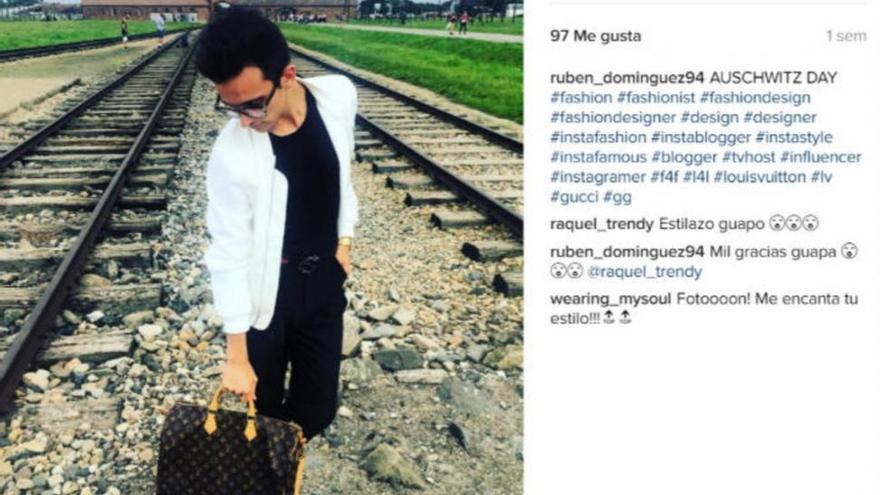 Indignación por una foto de un instagramer posando en Auschwitz