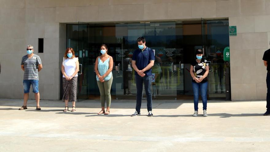 Un moment del minut de silenci celebrat a la plaça de l&#039;Ajuntament del Pont de Vilomara i Rocafort