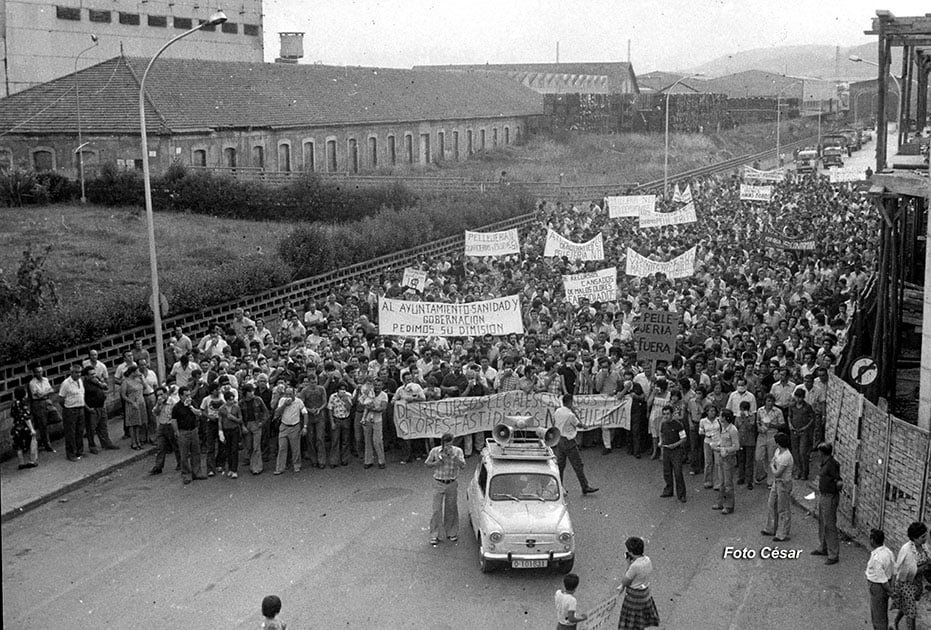 Manifestaci�n en la calle de los Andes para que cerrasen la Pellejeria 22-7-76.jpg