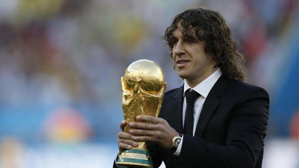 Puyol entregó la Copa del Mundo en el pasado Mundial.