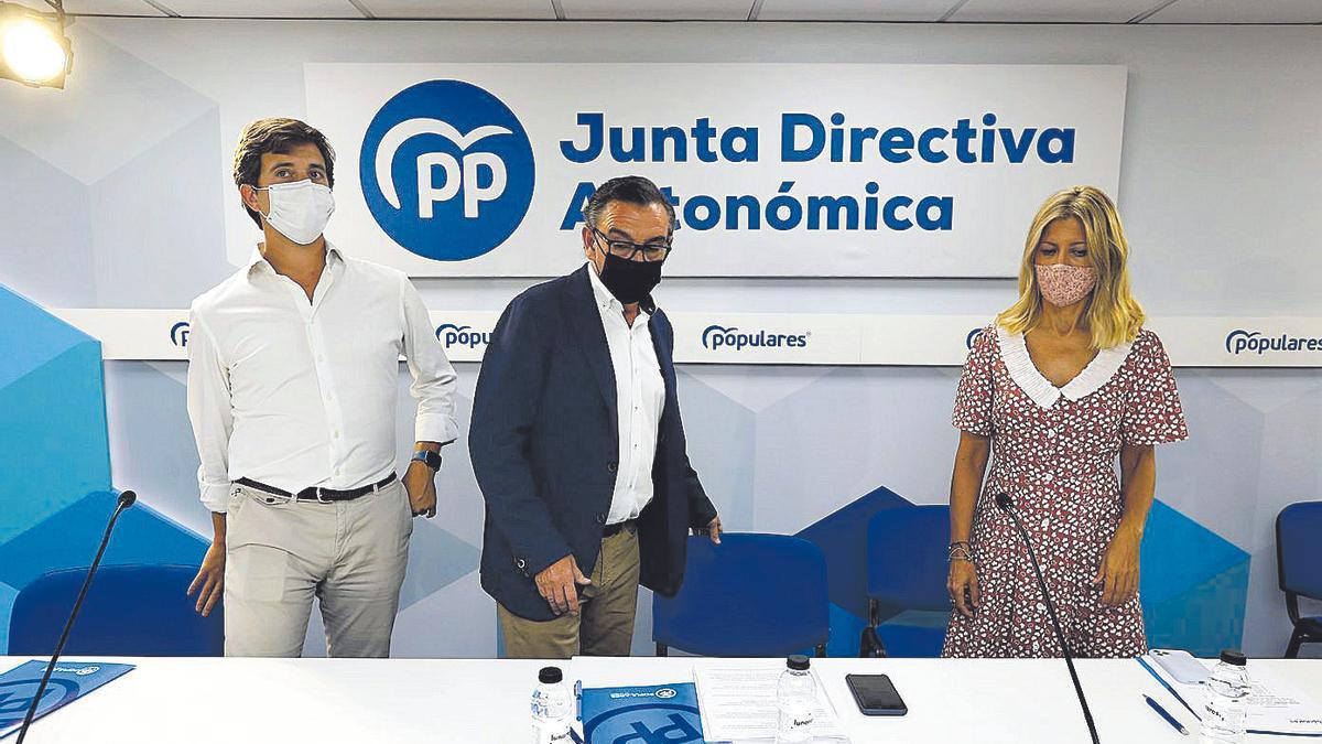 Ramón Celma, Luis María Beamonte y Mar Vaquero, momentos antes de iniciar la reunión de la Junta Directiva del PP.