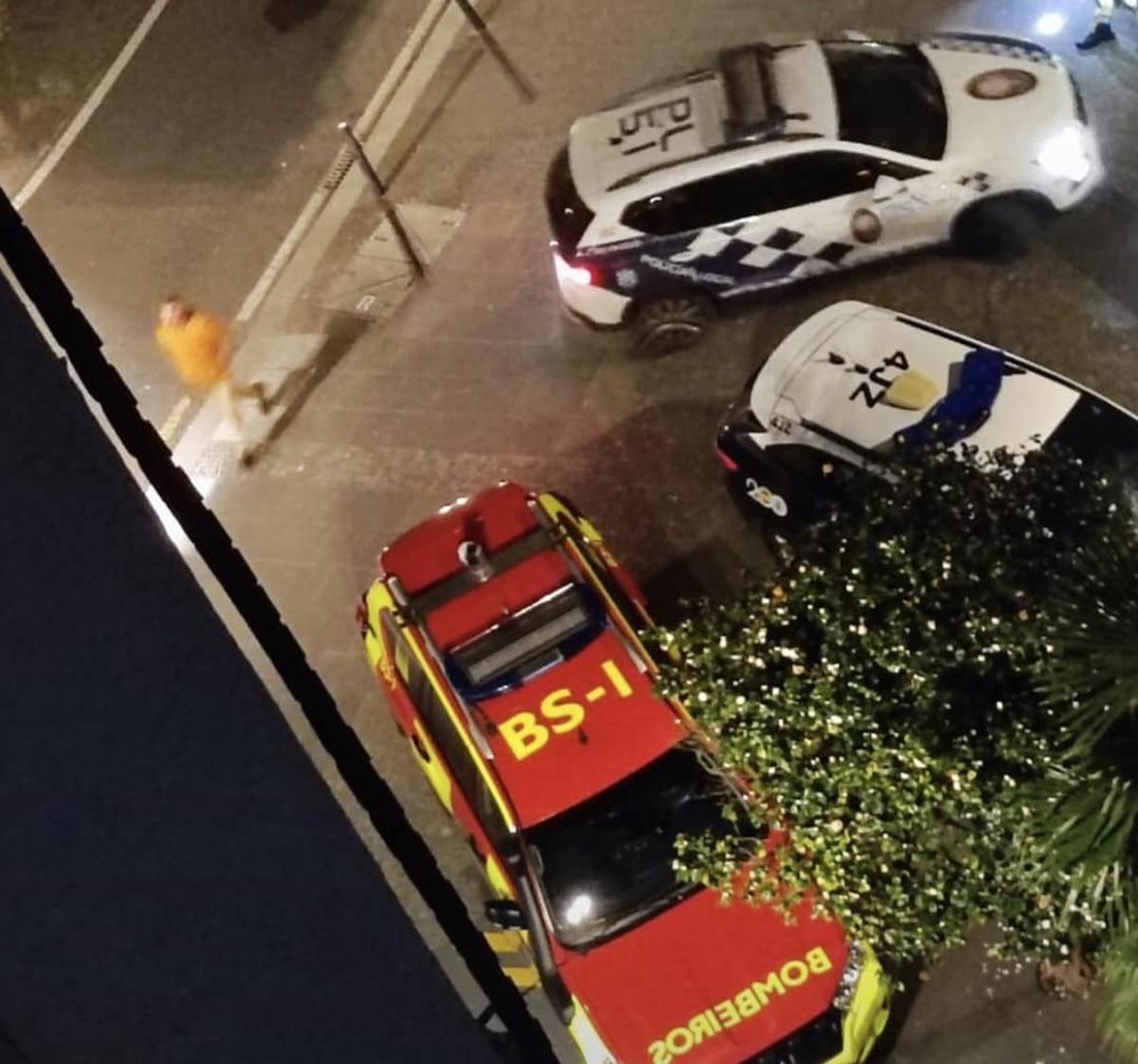 Imagen compartida en redes sociales del despliegue de efectivos este domingo en el Ensanche de Santiago para socorrer a la mujer que pedía auxilio a gritos desde el interior de su vivienda