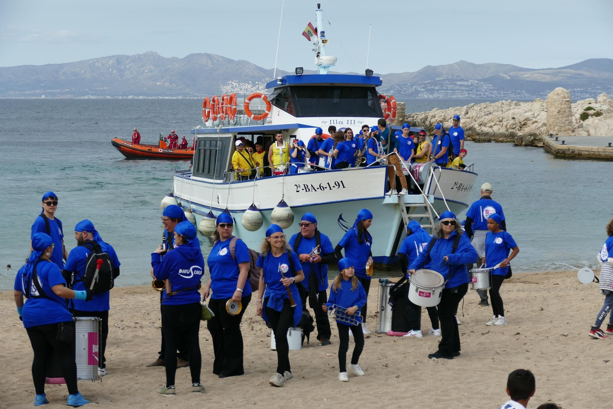 La Batuscala celebra 10 anys desembarcant a la platja de les Barques de l'Escala