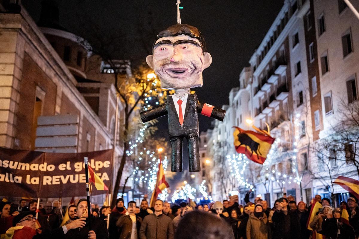 La simulación del ahorcamiento del presidente del Gobierno, Pedro Sánchez, en la protesta de Nochevieja frente a la sede nacional del PSOE en la madrileña calle de Ferraz.