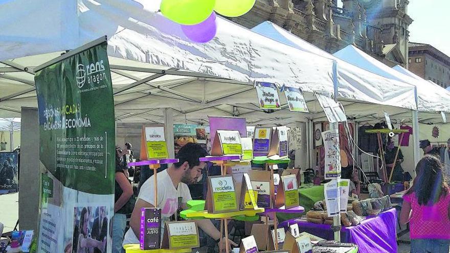 Puesto de REAS Aragón en laV Feria del Mercado Social autonómico, celebrada en Zaragoza. | SERVICIO ESPECIAL