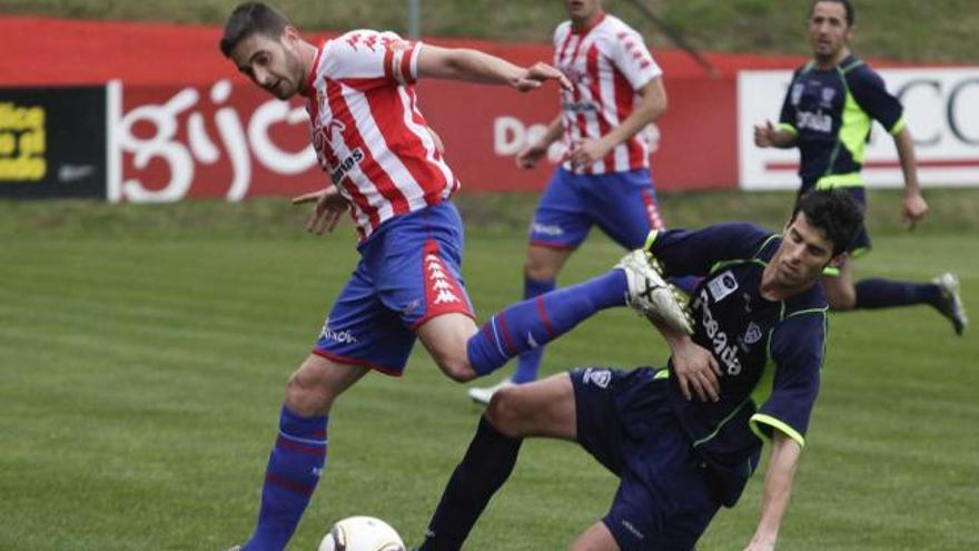 Marcos Landeira intenta controlar un balón, ante la oposición de Pablo Hernández, con Guerrero al fondo.