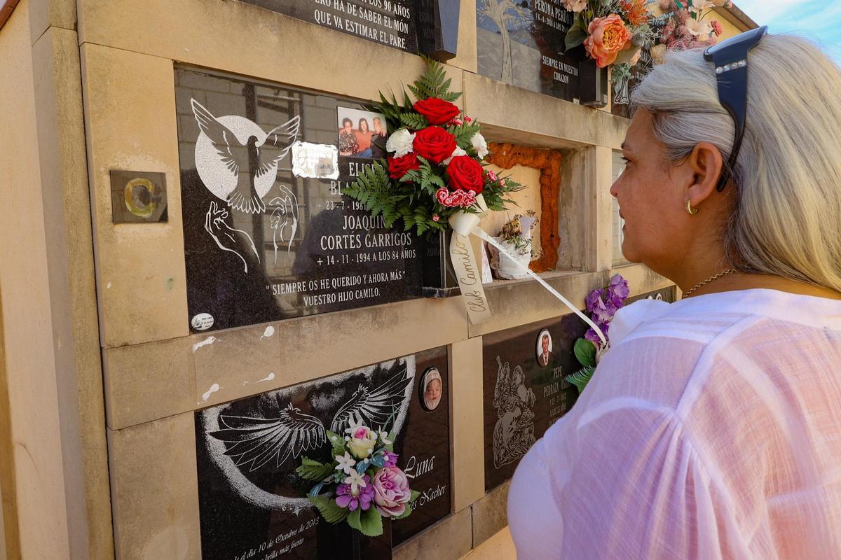 Nicho donde descansan provisionalmente los restos de Camilo Sesto, junto a los de sus padres.
