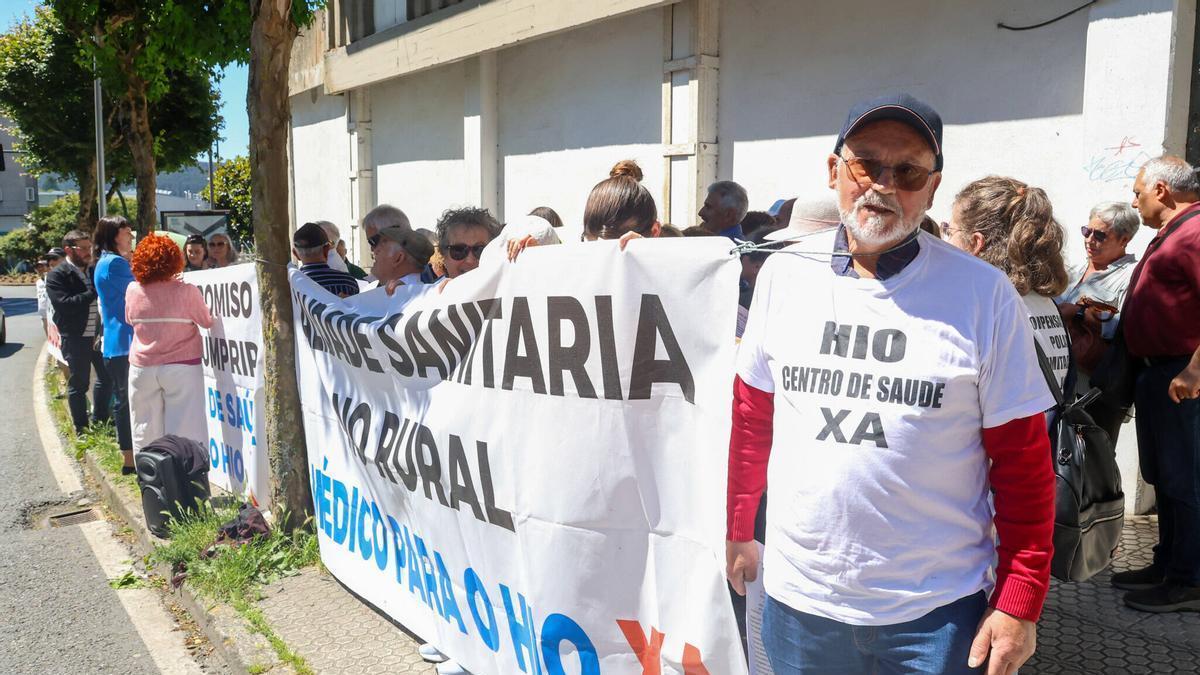 Vecinos de O Hío, concentrados en el exterior del Parlamento de Galicia en Santiago.
