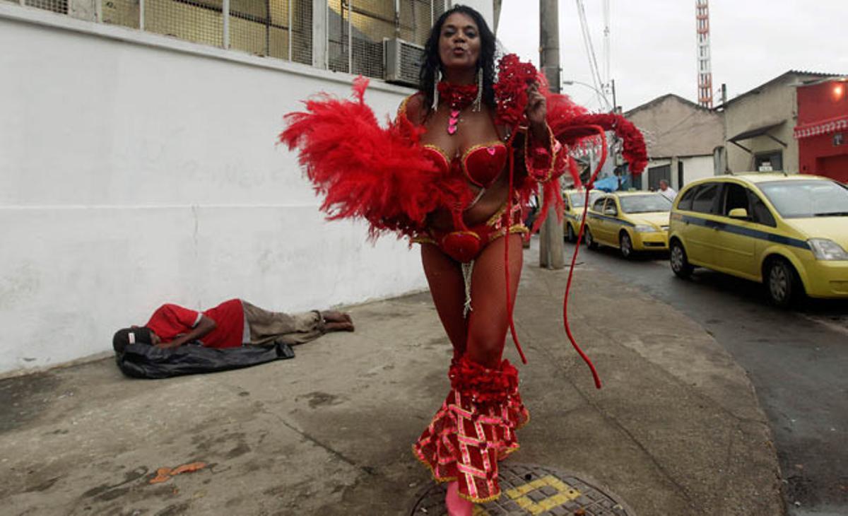 Una participant del carnaval de Rio torna a casa després de la festa. Una participant del carnaval de Rio torna a casa després de la festa.