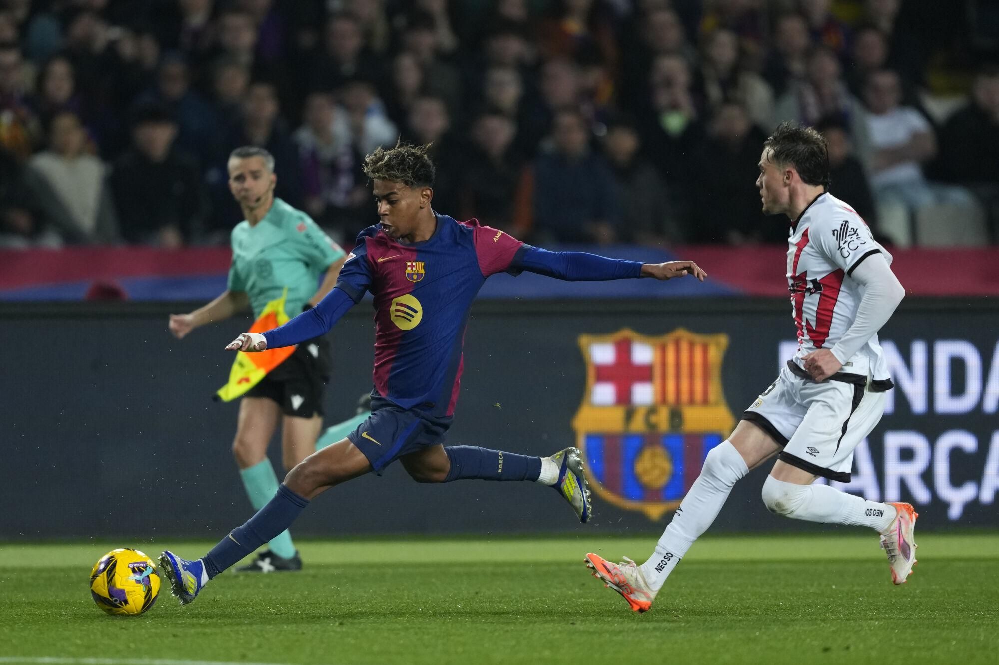 BARCELONA, 17/02/2025.- El delantero del Barcelona Lamine Yamal (i) juega un balón ante Josep Chavarría, del Rayo, durante el partido de LaLiga de fútbol que FC Barcelona y Rayo Vallecano disputan este lunes en el estadio Lluis Companys. EFE/Alejandro García