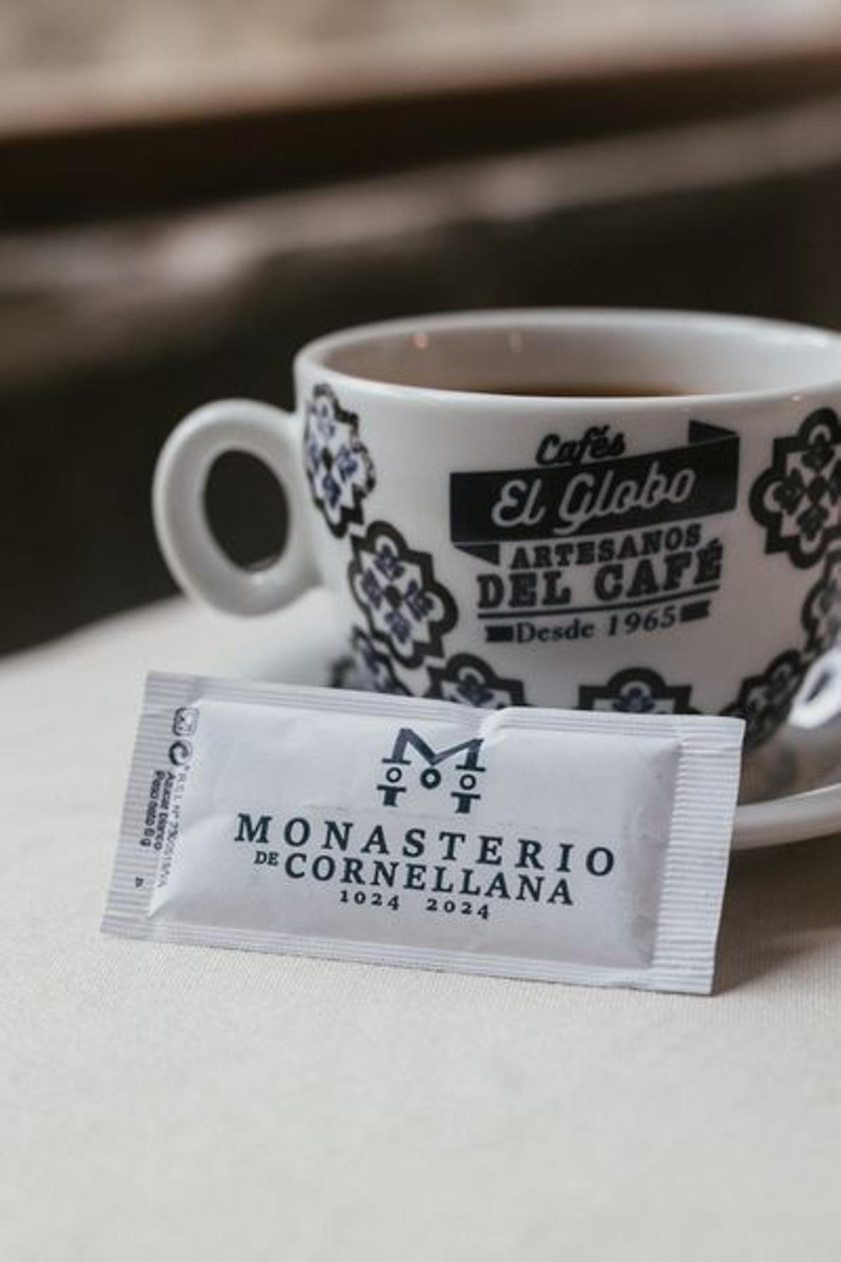 Imagen promocional de la serie limitada de azucarillos en honor al Monasterio de Cornellena de Cafés El Globo