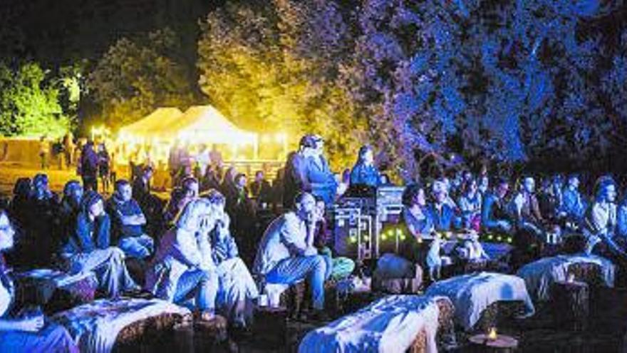 Més de 400 persones viuen la màgia al bosc amb l’Embosca’t Festival de Clariana, a l’Anoia | CLARA OROZCO